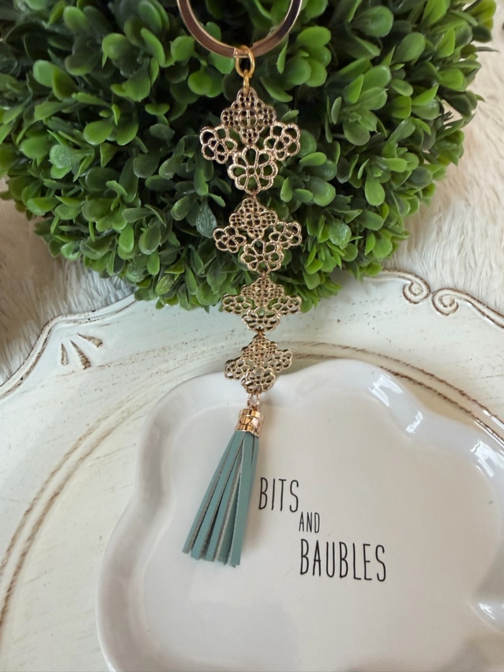 Gold filigree and tassel Keychain - Picture 4 of 5
